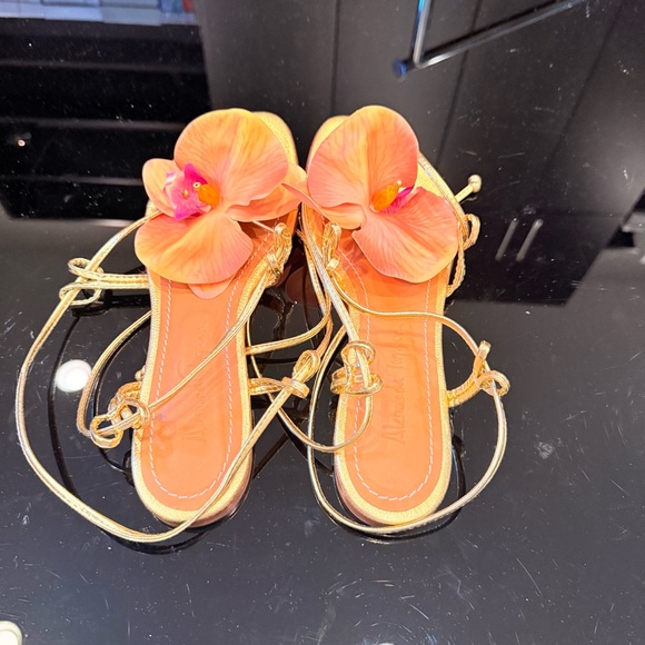 Alameda Turquesa Victoria Flower Sandals in Gold | LIKE NEW - Picture 6 of 8